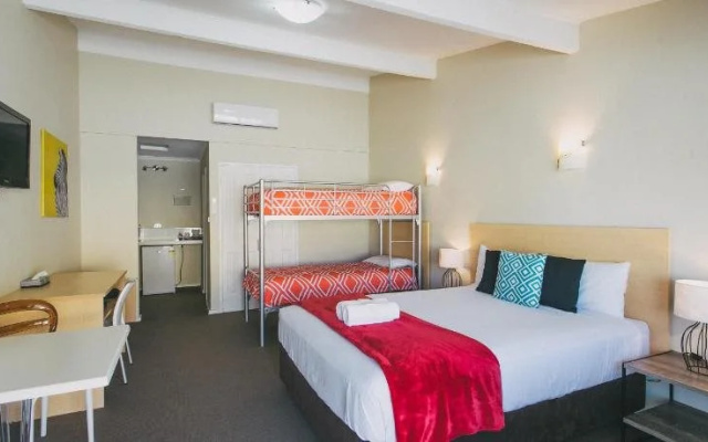 Six Degrees Motel