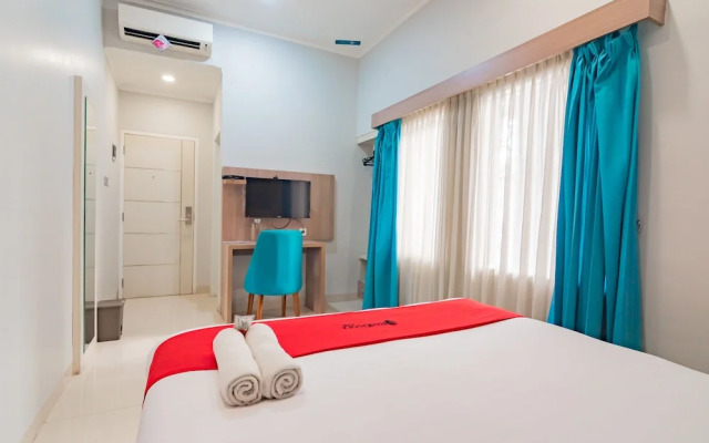 RedDoorz Plus @ Point Phila Cihampelas