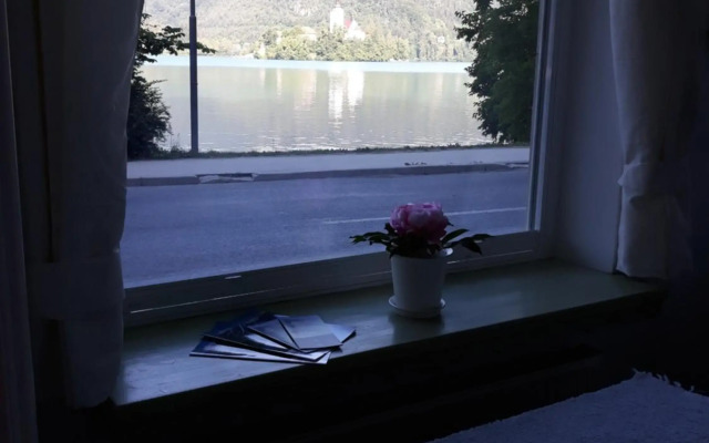 Pletna Lake View Apartment (Ground Floor)