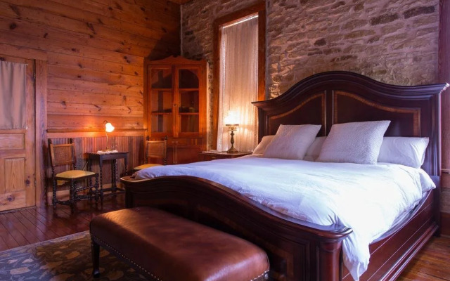 Hico's Upstairs Inn