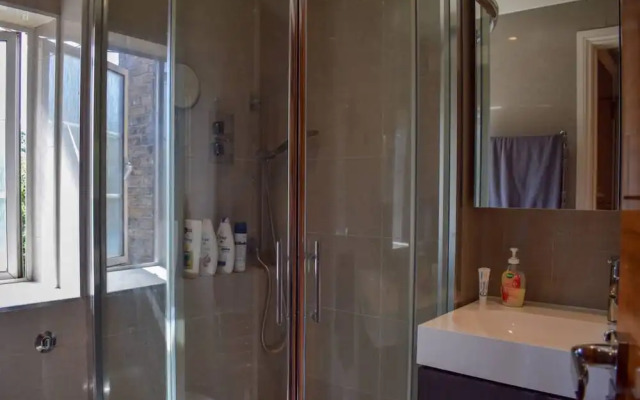 Modern 2 Bedroom Flat with A/C in Westminster