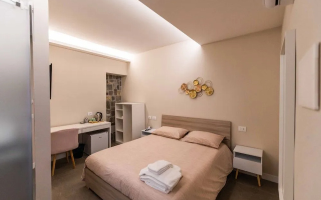 8 Rooms Hotel