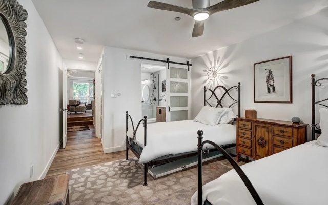 2 BR Next to Eagle River in the Heart of Vail by RedAwning - Save 20% on 7+ Nights!