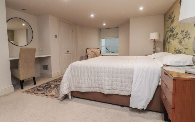 Paramount Apartments
