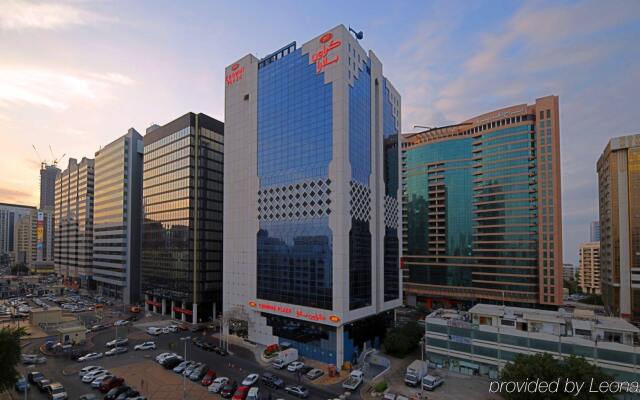 Отель Crowne Plaza Abu Dhabi вид на фасад