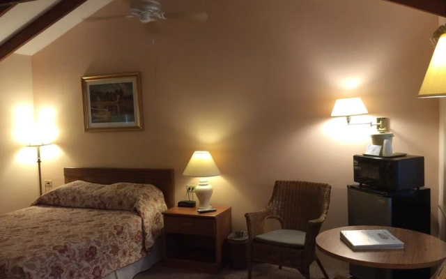 Midway Motel and Cottages