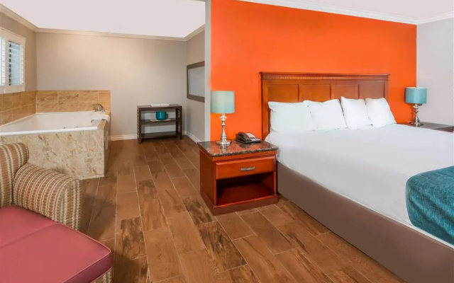 Howard Johnson by Wyndham Orange Hotel & Suites