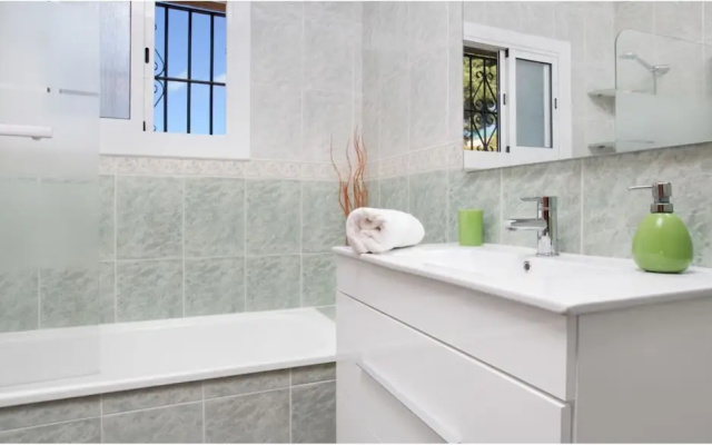 House - 4 Bedrooms with Pool and WiFi - 107534