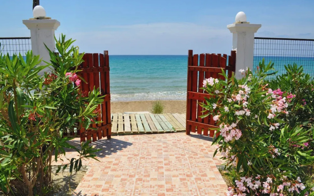Beachfront Vacation Home "eftichia"