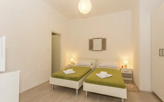 Studio Leon-Sara with shaded patio and garden view