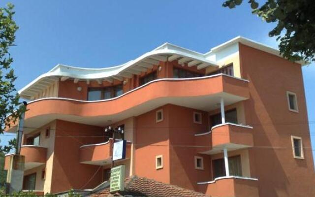 Отель Marianas Guesthouse Болгария, Аврен - отзывы, цены и фото номеров - забронировать отель Marianas Guesthouse онлайн вид на фасад