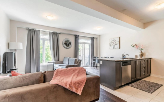 Lakeshore 3BR 2.5BA Townhome. 1 min to the Beach