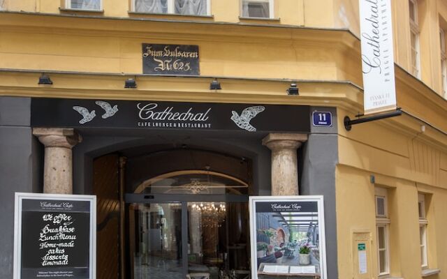 Апартаменты Cathedral Prague Apartments Чехия, Прага - отзывы, цены и фото номеров - забронировать отель Cathedral Prague Apartments онлайн вид на фасад