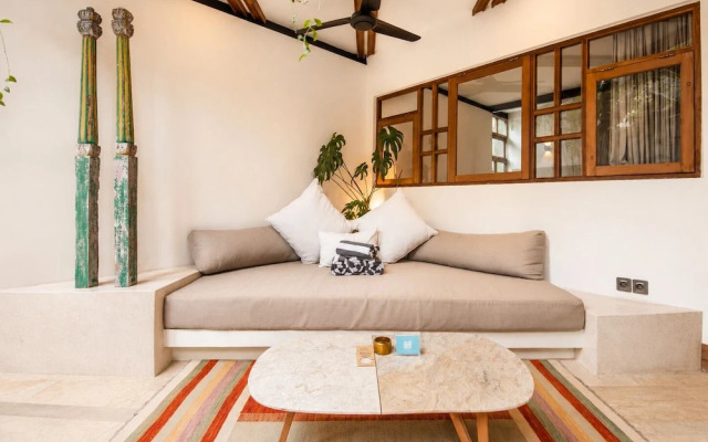 Contemporary 2BR Art Deco Villa, 800m to the Beach