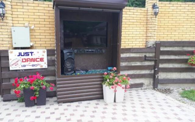 Гостиница Usadba Dobrogo Doctora Guest House вид на фасад
