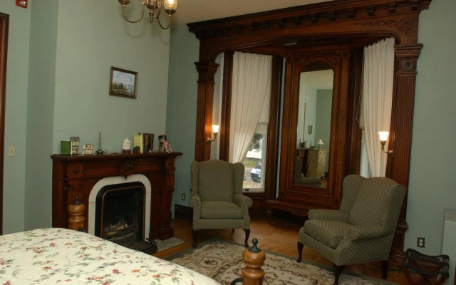 Chapin Park Bed & Breakfast