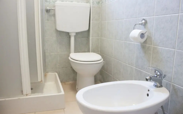 Nice Apartment in an English Style Building On the First Floor, With air Conditioning, Wifi and Sewing