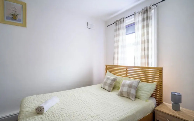 Seaside - House - Sleeps 10 - Parking - Garden