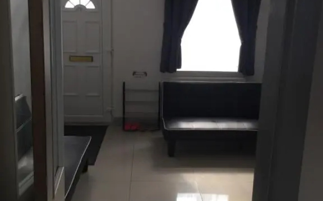Dane Guest House Free Parking Fast WiFi Modern Living