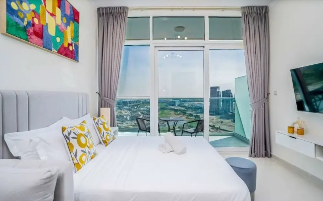 Tanin - Stunning Dubai Skyline View From this Sleek Studio