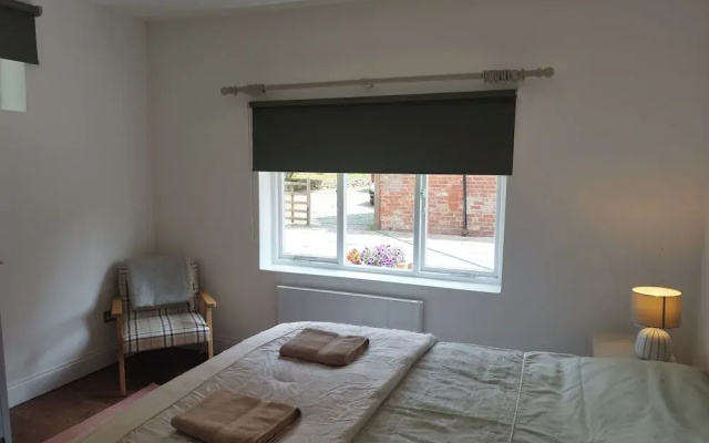 Old School House-2 Bedroom-sleeps 6-large Garden