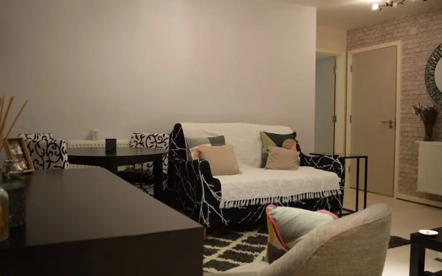 Modern 1 Bedroom Apartment With Balcony
