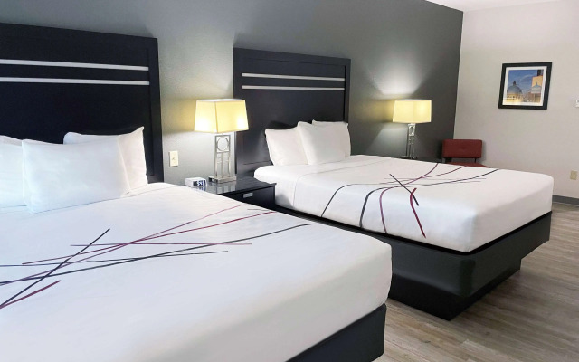 Отель La Quinta Inn & Suites by Wyndham Tulsa Midtown