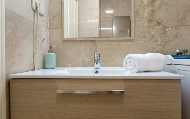 Cute 1 Bed Flat w Balcony, 2 min to Metro