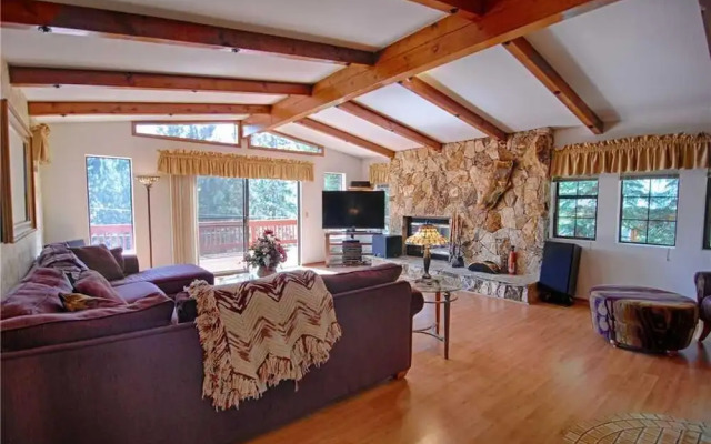 Game Room W/pool Table in Large Home - Kingswood Manor