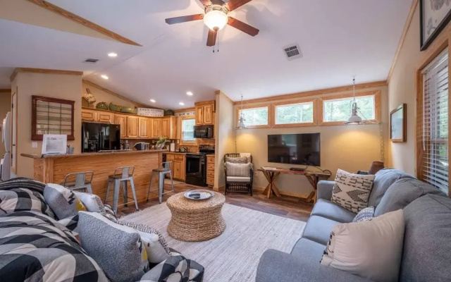 Fish Tales Stunning Cabin Includes Wifi, Hot Tub, and BBQ by Redawning
