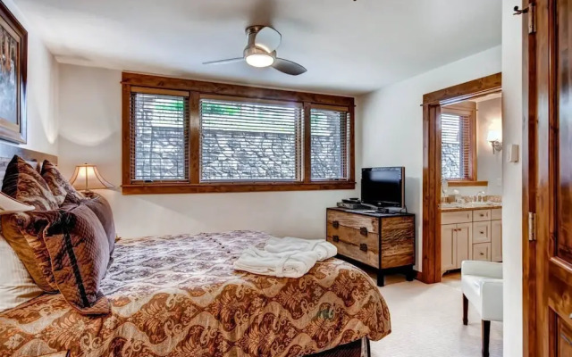 Luxury 3 Bedroom Ski in, Ski Out Mountain Vacation Rental Just Steps from the Snowflake Ski Lift