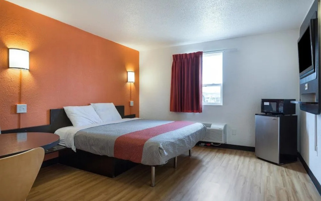 Motel 6 Lincoln, IL