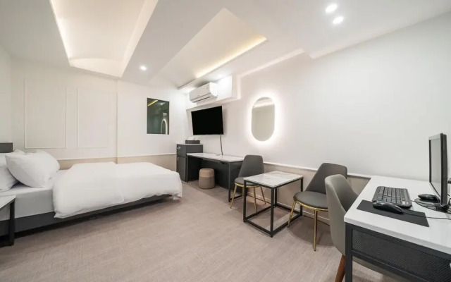 Gangnam Spring Hotel(봄 호텔)