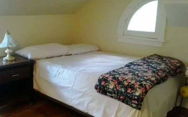Port Hope Economy Apartments