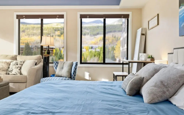 2782 Slopeside 1 Bedroom Condo by RedAwning