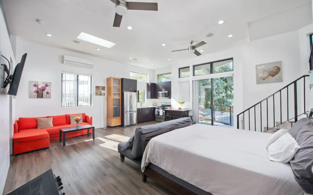 Modern Loft Rooftop Deck Venice Beach Studio Bedroom Apts by RedAwning