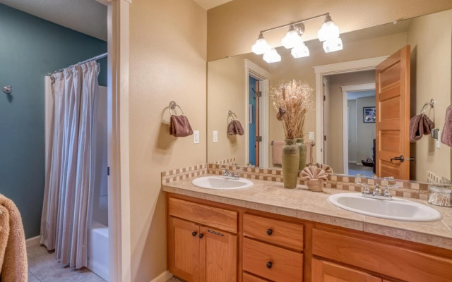 Spacious Outdoor Oasis with Hot Tub and Entertainment - Exquisite Beach Retreat