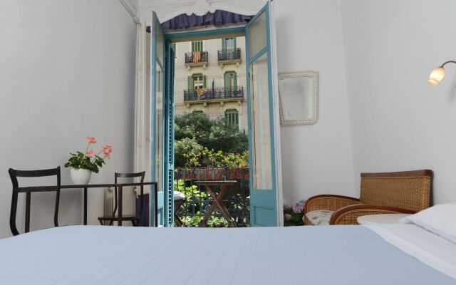 Отель Hostal Martina Барселона вид на фасад