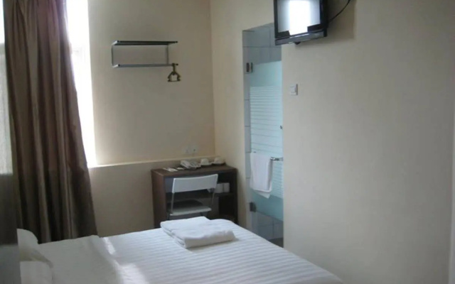 101 Lake View Hotel