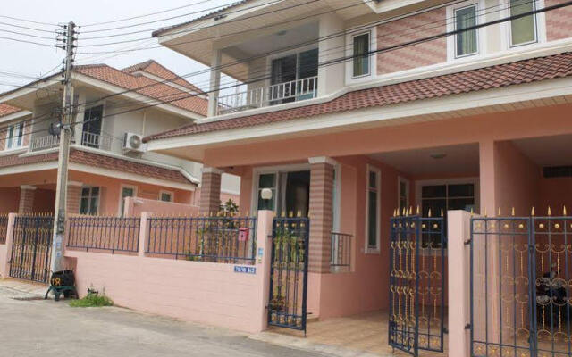 Отель Pattaya Homestay By Thanaporn1 вид на фасад