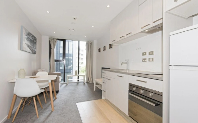 Stylish Modern Studio, Queens Resid, Gym & Pool