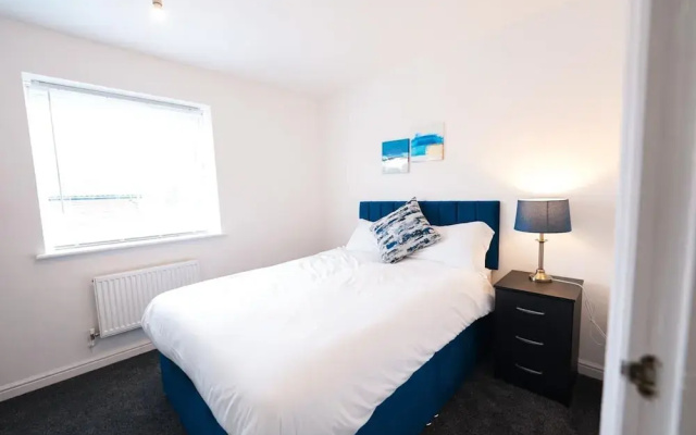 4 Bed House - Sleeps 8 - Garden - Parking - Wifi
