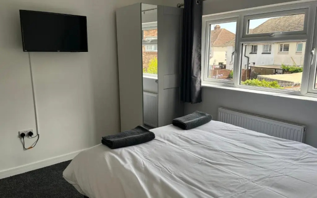 House - Sleeps 14, Onsite Parking & Pets Allowed