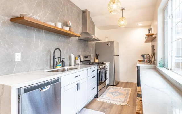 Stylish 2-bedroom Walking Distance to Downtown