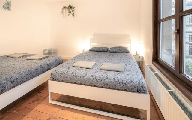 Deluxe Capital Street Stay for 12