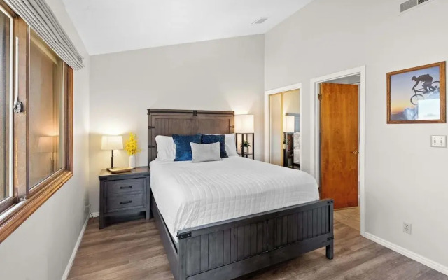 Hikers Hideaway Cozy Resort Condo w/ Pool & More