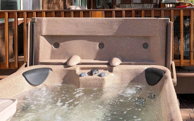 Hot Tub & Ponderosa Views! Luxe Cabin in Lakeside