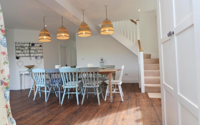 Spacious & modern beach house, 100m to beach