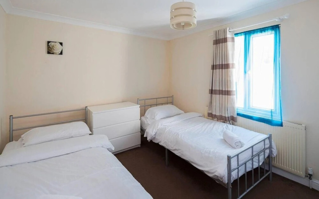Welcoming 3BR Flat With Parking in Gillingham