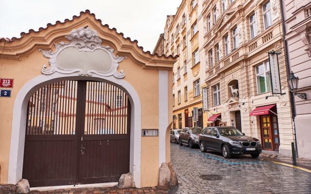 Апартаменты Charles Bridge Royal Apartment вид на фасад